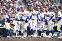 試合後の整列を終え悔しさをにじませる川中鉄平（左から２人目）ら神戸国際大付ナイン（撮影・開出牧）