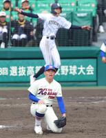 １１回、九州国際大付・吉田秀成にサヨナラになる２点適時二塁打を打たれ膝をつく神戸国際大付・豊岡速伍（撮影・立川洋一郎）