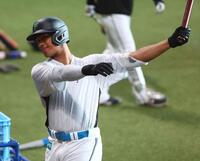 一軍に合流し、打撃練習をする万波（撮影・中島達哉）