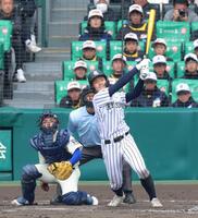 １１回、サヨナラとなる２点適時二塁打を放つ九州国際大付・吉田秀成（撮影・立川洋一郎）