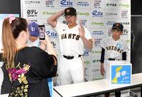 能登地方の児童と復興支援の募金活動を行う大勢（中央）＝撮影・佐藤厚