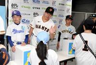 能登地方の児童と復興支援の募金活動を行う大勢（中央）＝撮影・佐藤厚