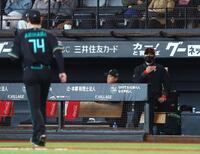 ４回を投げ終えた有原（７４）にジェスチャーする新庄監督（撮影・中島達哉）