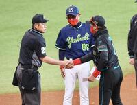 池山監督（中央）とメンバー表を交換し、球審と握手を交わす新庄監督（右）＝撮影・中島達哉