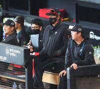 １回、戦況を見つめる新庄監督（中央）＝撮影・中島達哉