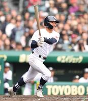 １０回、先制の右越え２点適時二塁打を放つ代打・高橋遼（撮影・開出牧）