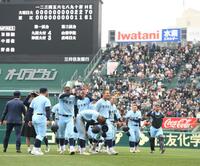 延長タイブレークの末に大垣日大に敗れ悔し涙をぬぐう近江ナイン（撮影・開出牧）