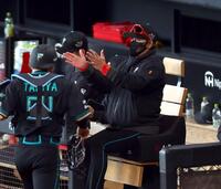 ５回から登板した北山が無失点に抑え、手をたたく新庄監督（右）＝撮影・中島達哉