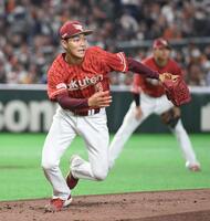 １回、泉口を一塁ゴロに仕留め、ベースカバーに向かう藤原（撮影・佐藤厚）