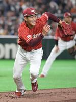 １回、泉口を一塁ゴロに仕留め、ベースカバーに向かう藤原（撮影・佐藤厚）