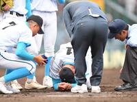 ５回、守備で負傷した左手の痛みに耐える山梨学院・菰田陽生（撮影・開出牧）