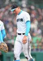 ５回、負傷した左手の治療のためベンチへ引き揚げる山梨学院・菰田陽生（撮影・開出牧）