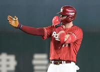 ５回表１死二塁、マッカスカーは左越えに適時二塁打を放ち、ポーズを取る（撮影・佐藤厚）