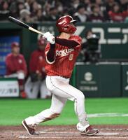 ５回、辰己は中越えに２点適時三塁打を放つ（撮影・佐藤厚）