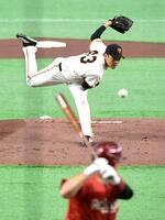 １回、浅村（下）と対決する則本（撮影・佐藤厚）