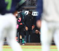 ９回引き分け試合となり、池山監督にあいさつする新庄監督（中央）＝撮影・中島達哉