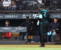 ９回２死一、二塁、日本ハムのマルティネス（２）が二飛に倒れ、引き分けとなる（中央は戦況を見つめる新庄監督）＝撮影・中島達哉