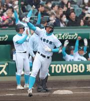 １回表山梨学院１死、ソロを放ちダイヤモンドを回る山梨学院・菰田陽生（撮影・立川洋一郎）