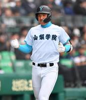 １回、先制の左越えソロを放ち拳を握る山梨学院・菰田陽生（撮影・開出牧）