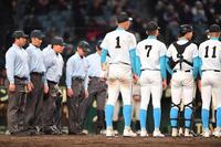 試合後、負傷した左手に包帯を巻いて整列する山梨学院・菰田陽生（１）＝撮影・開出牧