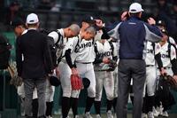 初戦敗退しグランドに一礼して引き揚げる長崎日大ナイン（撮影・開出牧）