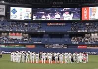 ２０２６シーズン出陣式で円陣を組むナイン（撮影・西田忠信）