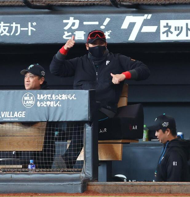 新庄監督と池山監督がジェスチャー交流