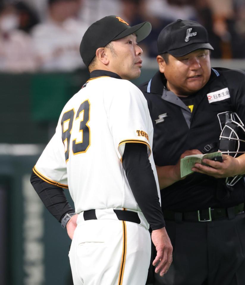 ５回を終了し、選手交代を告げる阿部監督