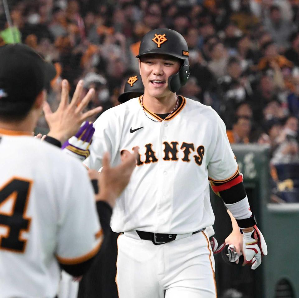 　笑顔でベンチに戻る坂本（撮影・佐藤厚）　