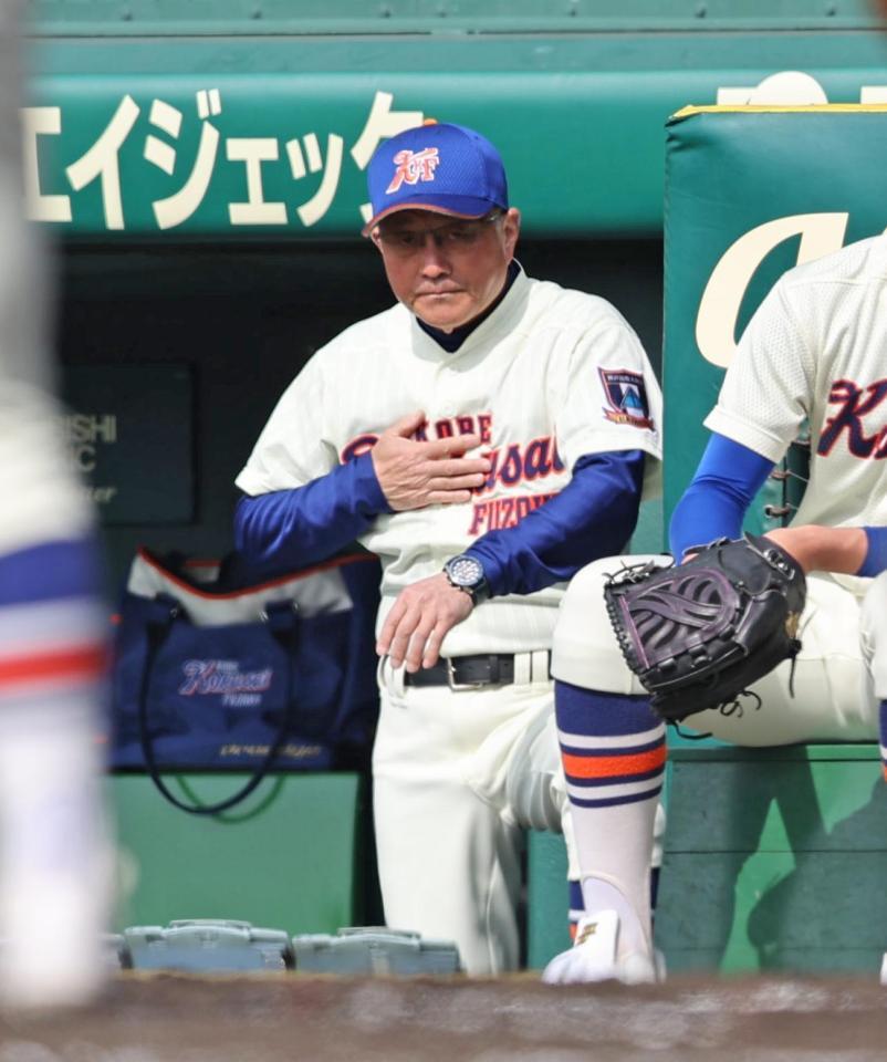 九州国際大付戦で指揮を執る神戸国際大付の青木監督