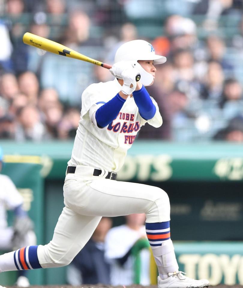 ６回、同点の中前適時打を放つ田中翔麻（撮影・開出牧）