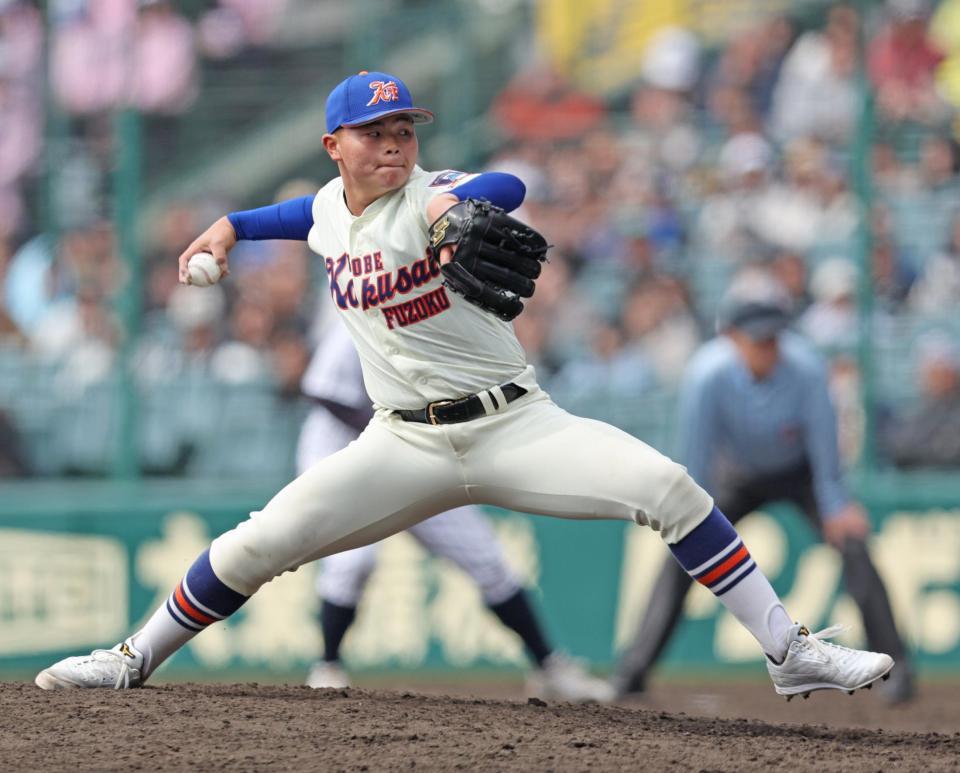 ８回裏、２番手で登板した神戸国際大付の豊岡