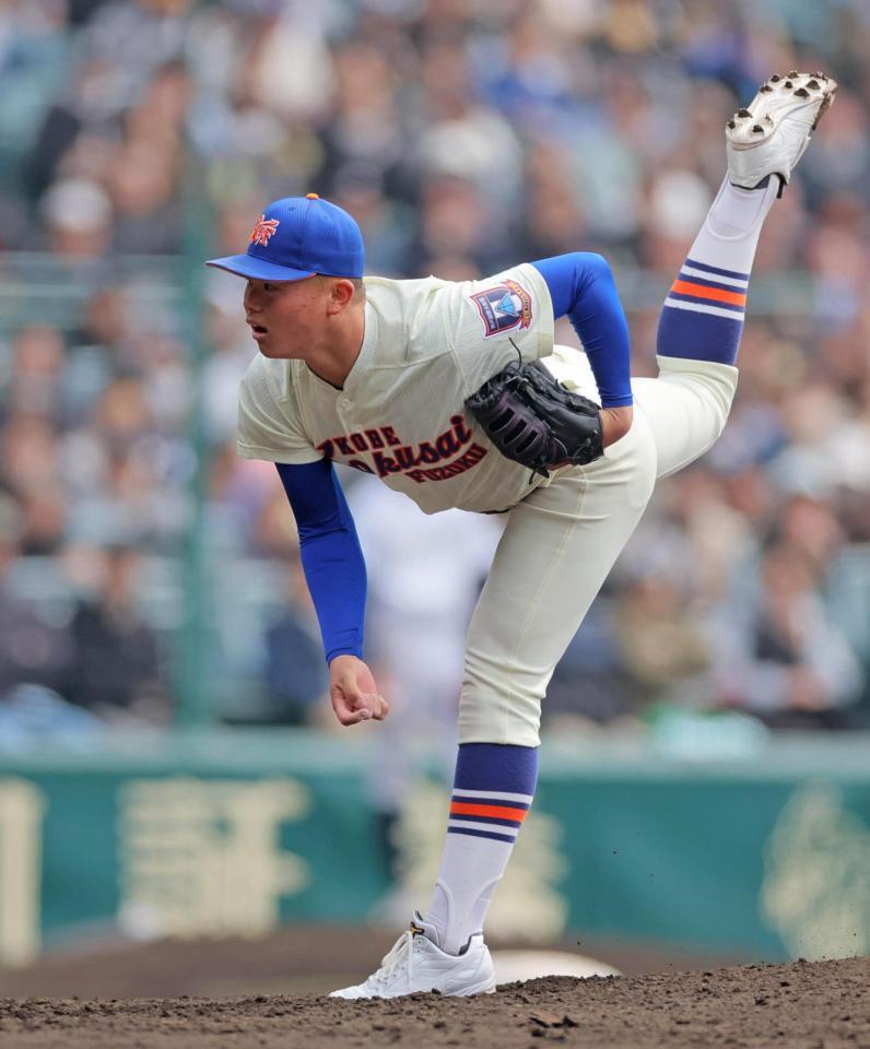 ８回裏、２番手で登板した神戸国際大付の豊岡