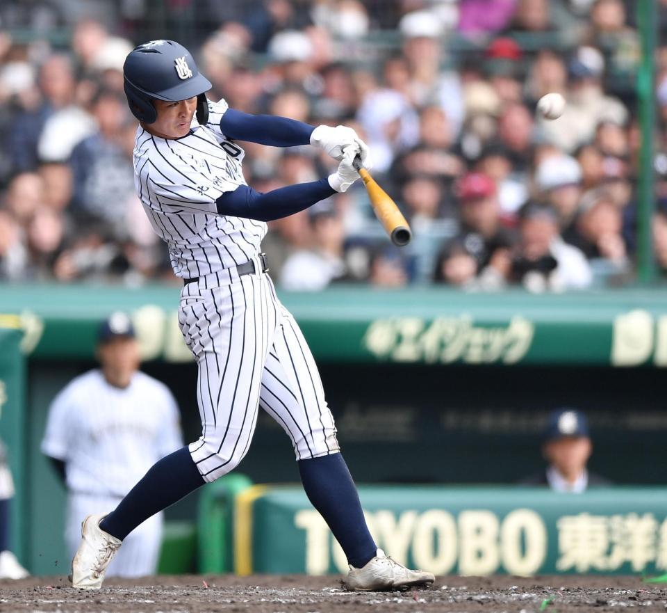 １１回、左越えにサヨナラ二塁打を放つ吉田秀成（撮影・開出牧）