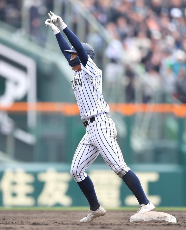 １１回、左越えに逆転サヨナラ二塁打を放ちポーズを決める吉田秀成（撮影・開出牧）