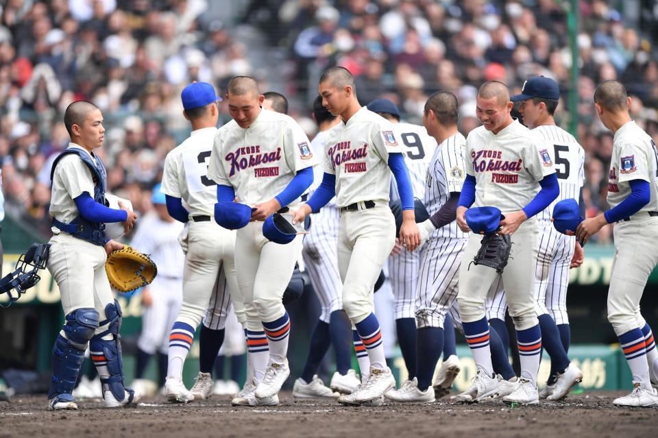 試合後の整列を終え悔しさをにじませる川中鉄平（左から２人目）ら神戸国際大付ナイン（撮影・開出牧）