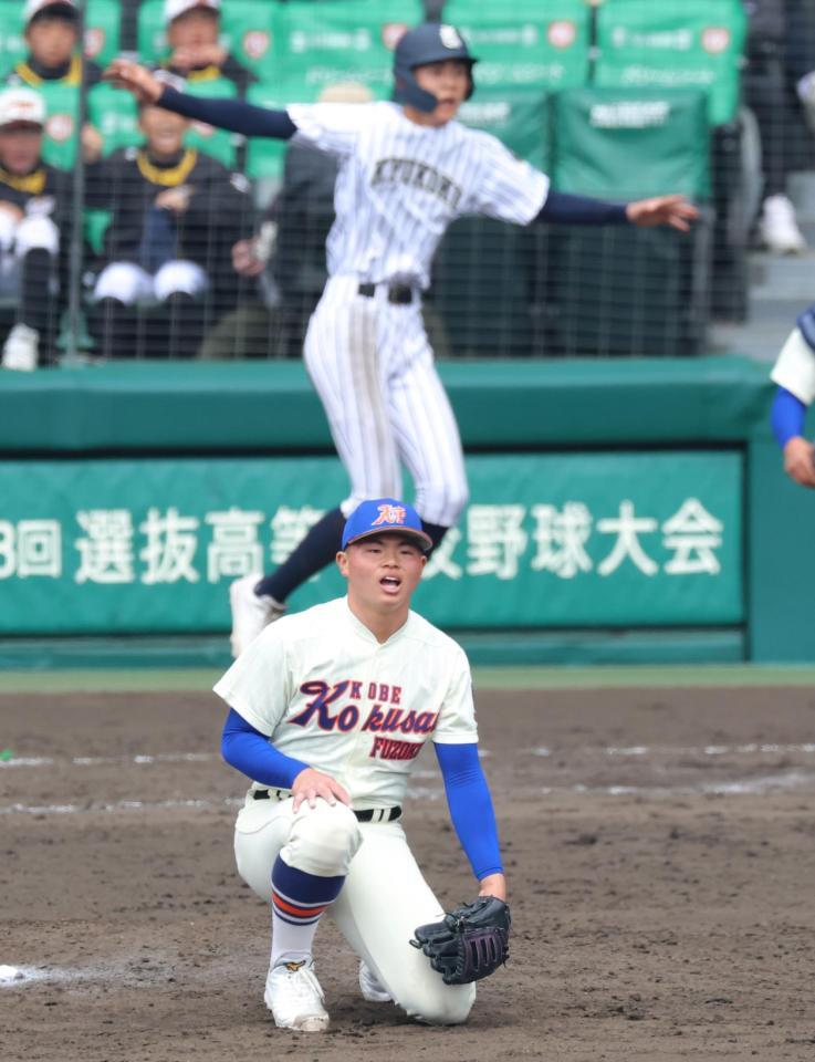 １１回、九州国際大付・吉田秀成にサヨナラになる２点適時二塁打を打たれ膝をつく神戸国際大付・豊岡速伍（撮影・立川洋一郎）