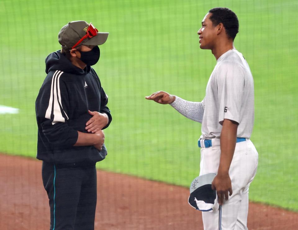 一軍に合流し、新庄監督（左）と言葉を交わす万波（撮影・中島達哉）