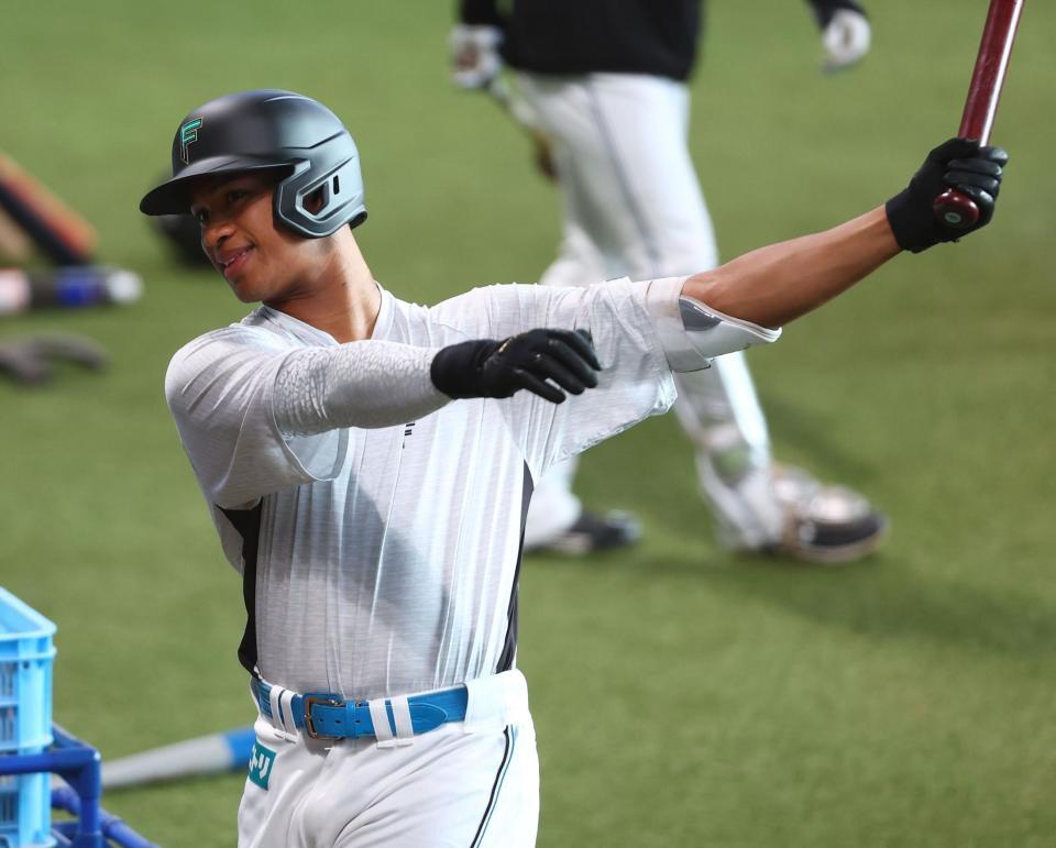 一軍に合流し、打撃練習をする万波（撮影・中島達哉）