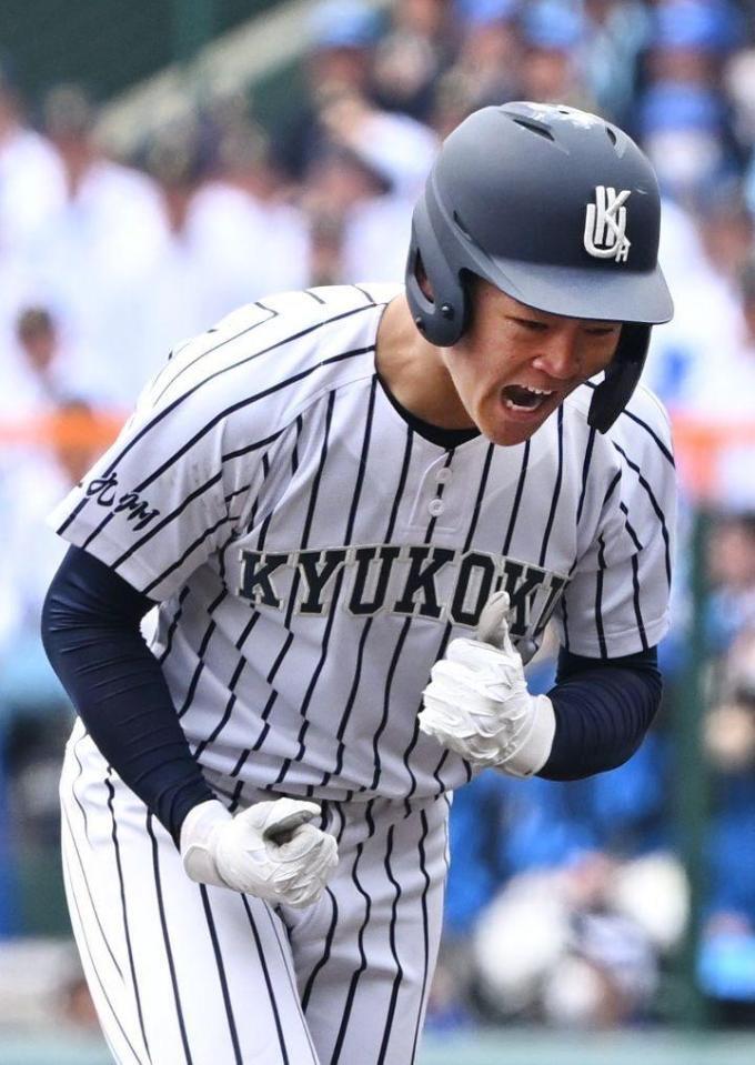 タイブレークの１１回、左翼へ逆転サヨナラ２点適時二塁打を放ち、ほえる九州国際大付・吉田