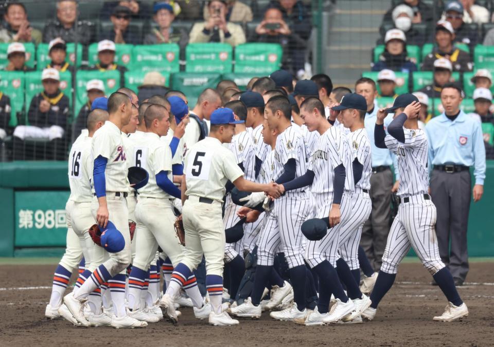 試合後に健闘をたたえ合う両校ナイン