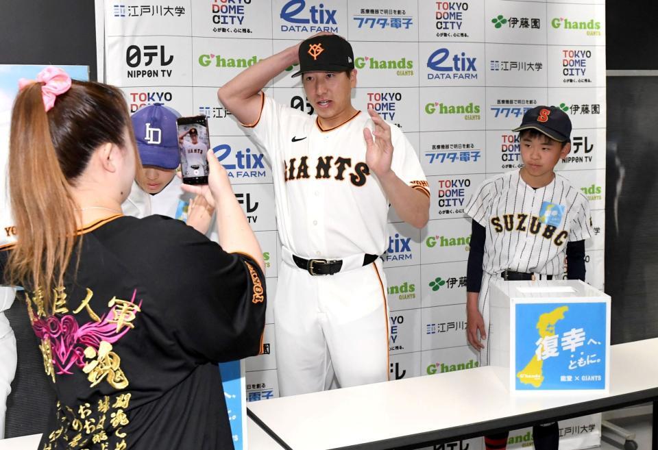 能登地方の児童と復興支援の募金活動を行う大勢（中央）＝撮影・佐藤厚