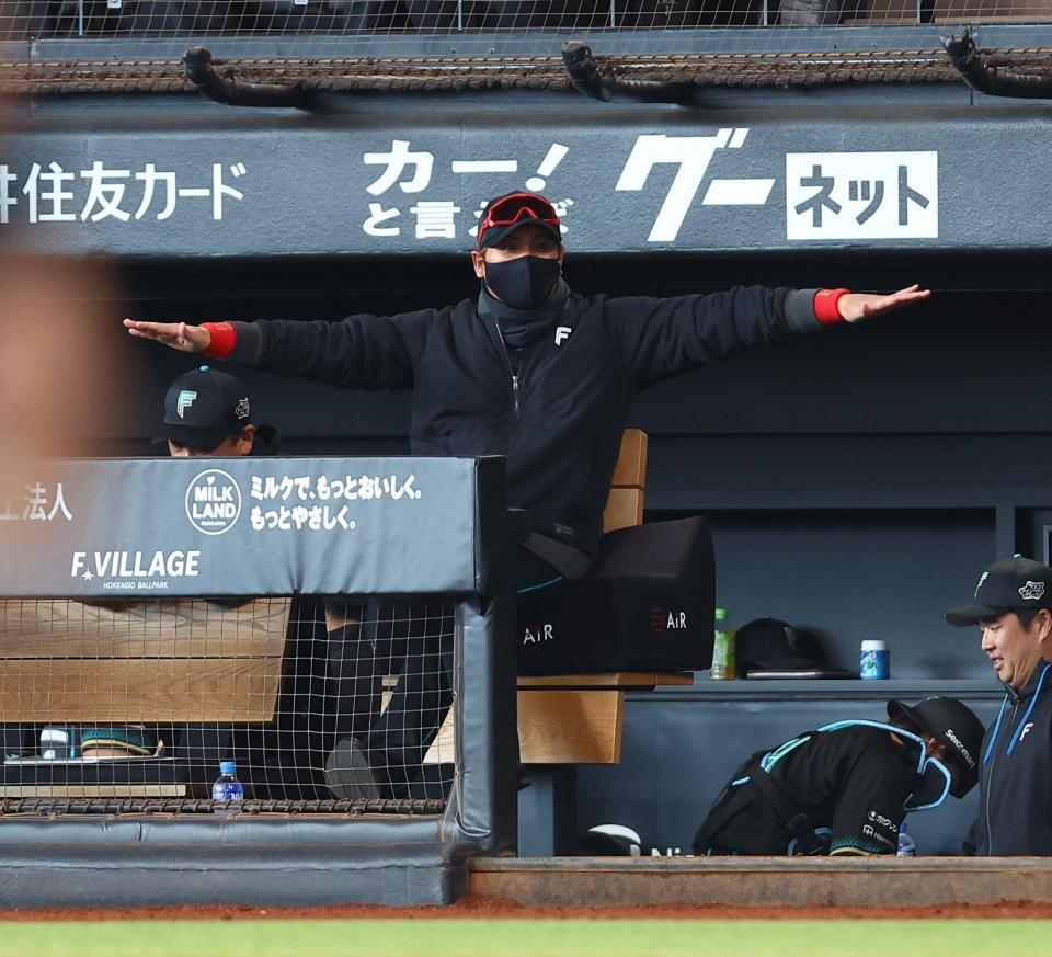 ２回、池山監督にジェスチャーする新庄監督（撮影・中島達哉）