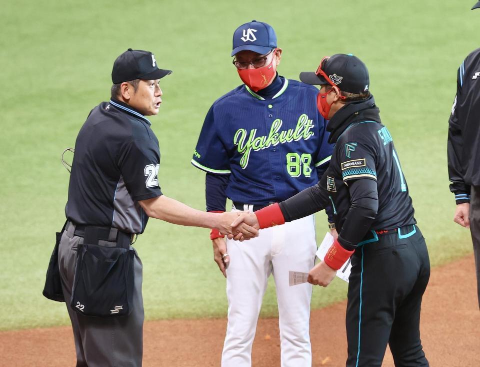 池山監督（中央）とメンバー表を交換し、球審と握手を交わす新庄監督（右）＝撮影・中島達哉