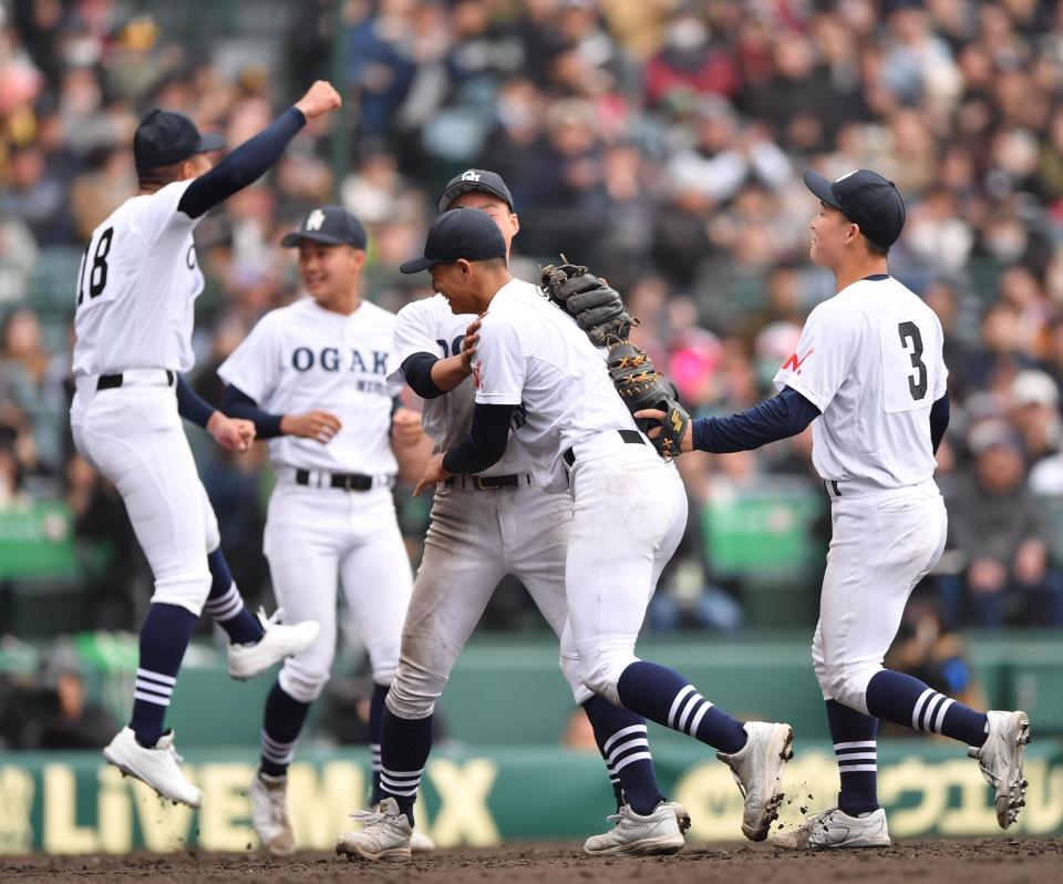 １０回、箕浦太士を遊ゴロに打ち取りナインと抱き合う大垣日大・竹岡大貴（中央手前）＝撮影・開出牧