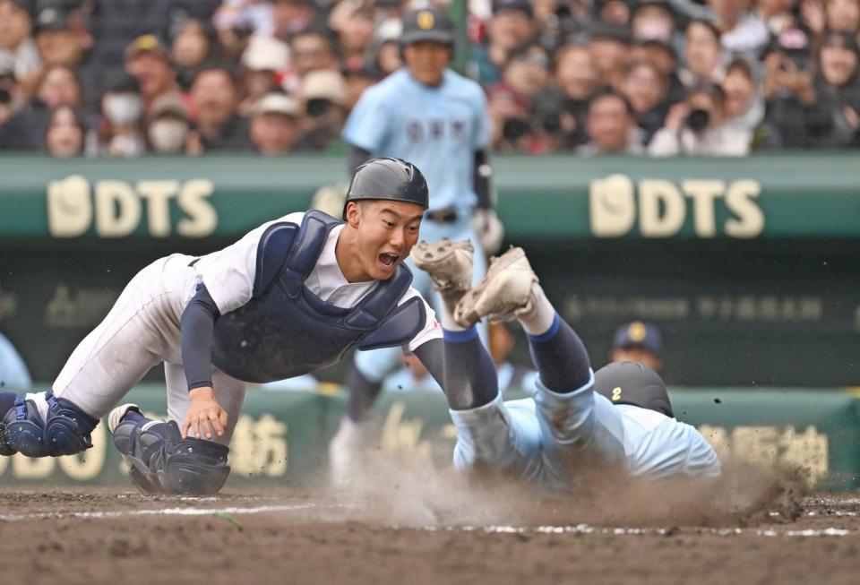 ８回、箕浦の左前打で生還を狙った二走杉本をタッチアウトにする捕手高田