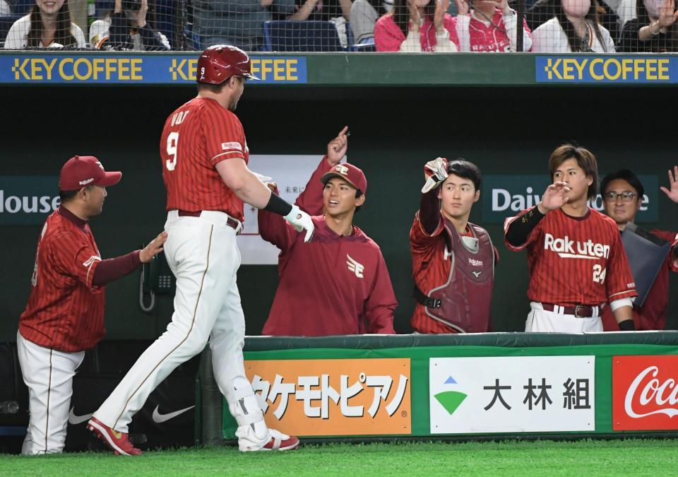 ４回、ボイト（左）は中越えに勝ち越しソロを放ち、ナインに迎えられる（撮影・佐藤厚）