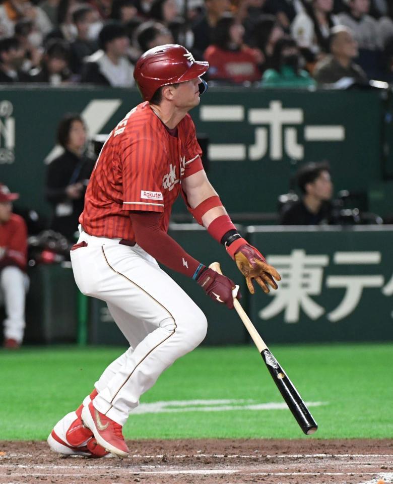 ５回、マッカスカーは左越えに適時二塁打を放つ（撮影・佐藤厚）