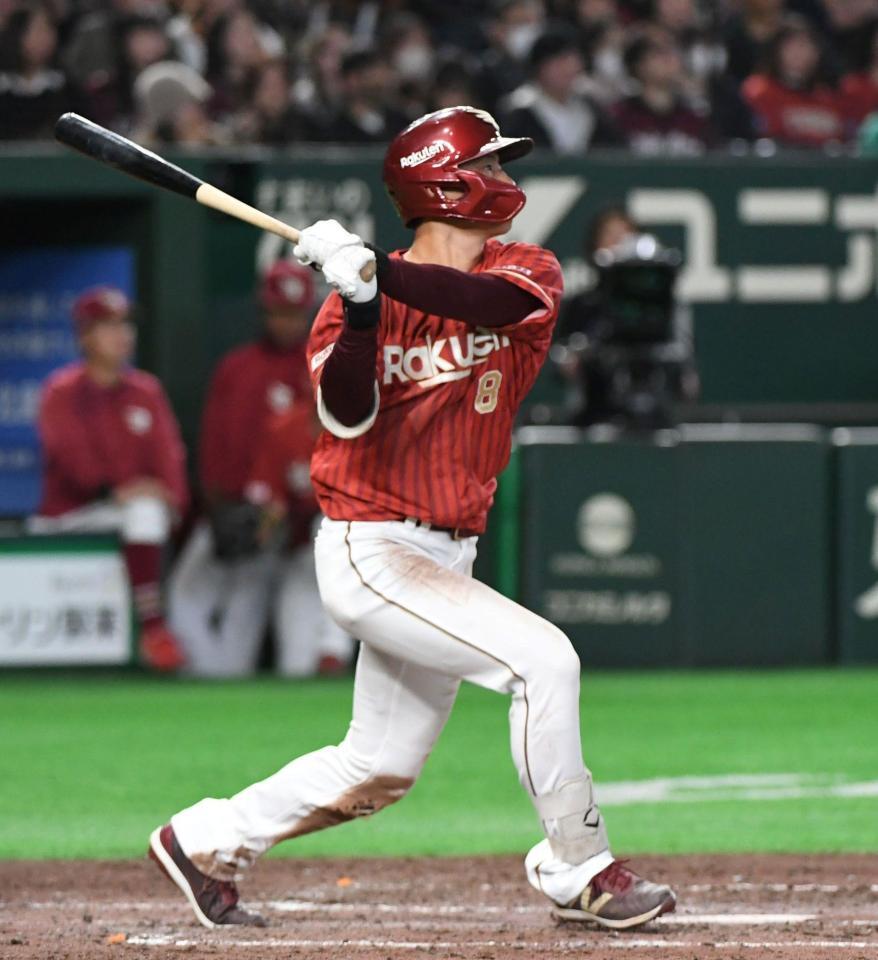 ５回、辰己は中越えに２点適時三塁打を放つ（撮影・佐藤厚）