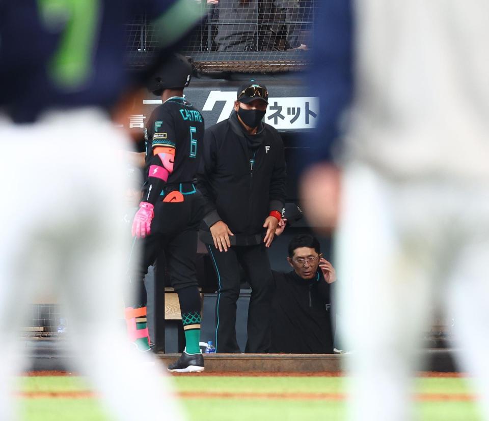 ９回引き分け試合となり、池山監督にあいさつする新庄監督（中央）＝撮影・中島達哉